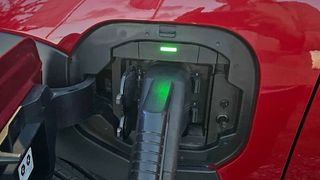 Grünes Licht für die E-Mobilität: Die Bundesregierung stockt die Mittel der Umweltprämie auf. (Bild: Grimm – VCG)