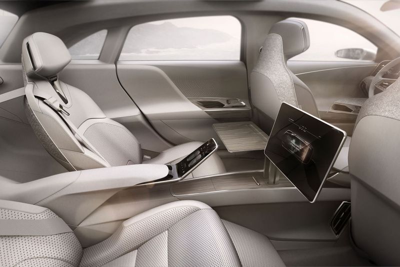 Mitfahrer auf den Rücksitzen können sich entspannt dem Medienkonsum hingeben. (Lucid Motors)