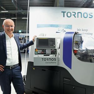 Rolph Lucassen (Head of Marketing & Communications, Tornos) neben der Swiss-Nano, die auf kleinstem Raum enormes zerspanungstechnisches Potenzial bietet.(Bild:  Matthias Böhm)