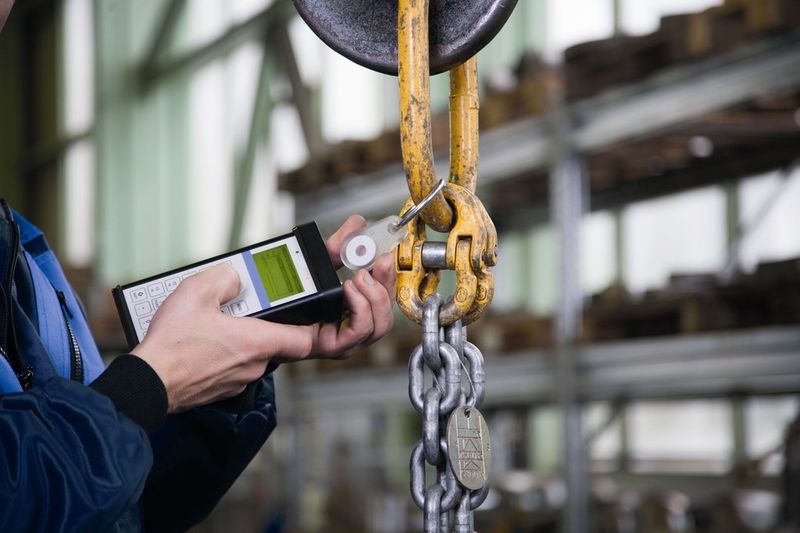 Für diverse prüfpflichtige Produkte stehen spezielle Transponder zur Verfügung, wie hier der zur Ausrüstung von Gehängen geeignete Idxtriangel. (Bild: Spanset)