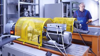 Steffen Lenk beim Prüfen der Rotortemperatur eines Ex-Motors. Das Foto zeigt zwei der fünf Messschränke im neuen Prüffeld von VEM Motors Thurm, die mit jeweils zwei Prüfständen ansteuerbar sind. Während jeweils ein Motor gemessen wird, kann der zweite Stand aufgebaut und angeschlossen werden. (Bild: Mirko Hertel)