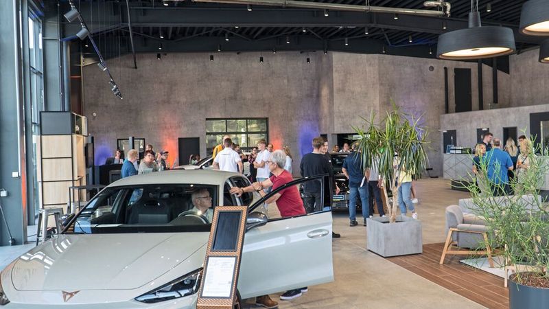 Der Standort wurde im Inneren zu einer typischen Cupra Garage umgebaut. (Bild: Von der Weppen)