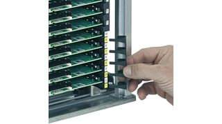 Zur Verhinderung von Bauteilkollisionen bietet der Karlsruher Hersteller künftig Nutensperren in zweierlei Ausführung für Magazine der Serien 600 und 700 mit Kunststoffseitenteilen an: 1-fach zum individuellen Sperren der Magazinführungen, 5-fach zum Sperren jeder zweiten Führung.  (cab)