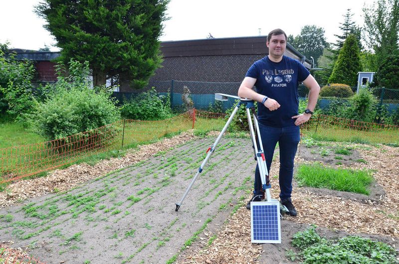 Steffen Wermers mit seinem Prototyp. Ein Solarpanel sorgt bei der zweiten Generation der Messstation für die Stromversorgung, damit der Batteriewechsel entfällt. (FR Münster/Theresa Gerks)