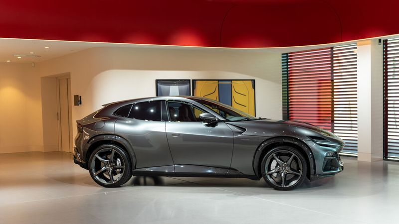 Neubau von Auto Kessel Zug AG in Sihlbrugg (Schweiz): alle Elemente der neuen Corporate Identity von Ferrari erstmals an einem Ort. (Bild: Ferrari)