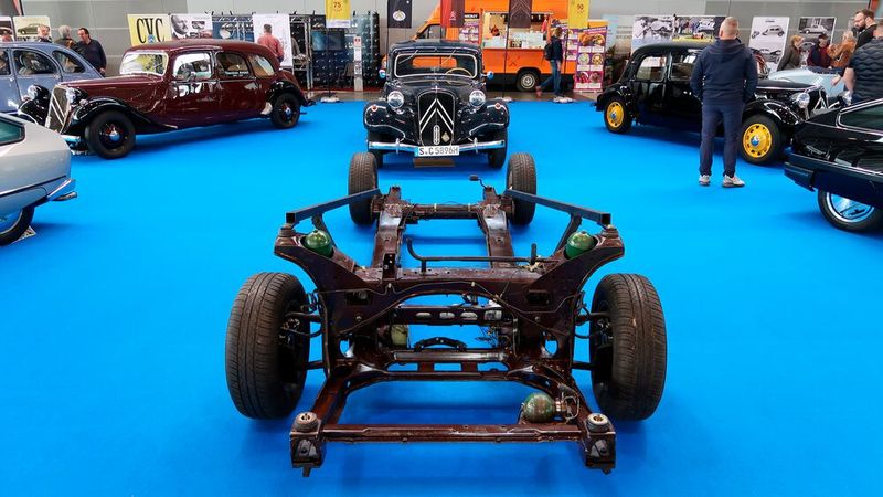 Auch den Hilfsrahmen eines Citroën CX bekommt man nicht häufig zu sehen, obwohl diese Fahrzeuge zwischen 1974 und 1991 zu Hunderttausenden gebaut wurden. Im Hintergrund drei Traction Avant. (Bild: Diehl – VCG)