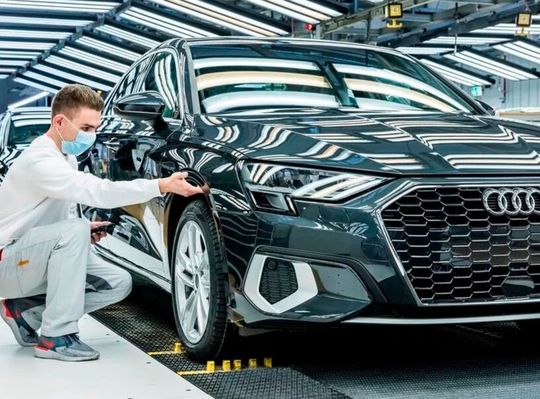 Noch macht den Audi-Mitarbeitern die Arbeit Spaß! Aber wird das auch so bleiben? Denn ernstzunehmenden Gerüchten zufolge, plant man krasse Sparmaßnahmen. Die werden sich auch auf die Gelbeutel der Belegschaft spürbar auswirken, wenn es stimmt ...(Bild:  Audi)