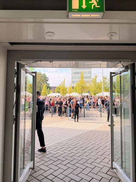 Gamescom, 2. Tag: Es ist 9.30 Uhr und die Leute stehen schon Schlange. (Bild: Vogell IT-Medien)