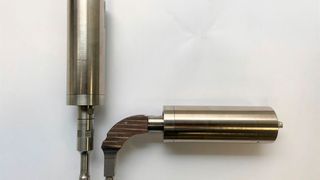 Die Banana-Sonotrode (rechts) von KLN Ultraschall macht Ultraschall-Kunststoffschweißmaschinen kompakter und günstiger, heißt es. Sie verkürzt bei einigen Schweißaufgaben auch den Fertigungszyklus, weil jetzt mehr Sonotroden gleichzeitig einsetzbar sind.  (Bild: KLN Ultraschall)