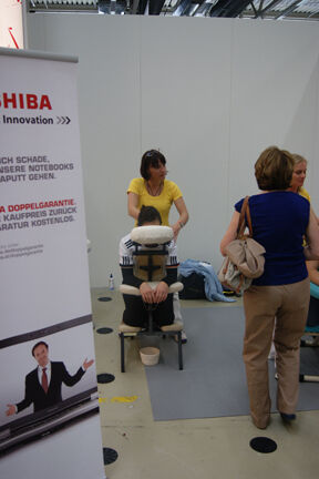 Eine kurze Massage zwischendurch am Toshiba-Stand machte müde Schultern wieder fit. (Archiv: Vogel Business Media)