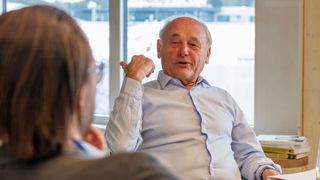 Günter Müller hat Cadfem in den 1980er-Jahren gegründet und beschreibt Benedikt Hofmann die Anfangsjahre und den Weg in die Gegenwart. (Bild: Cadfem / Nadine Wilhelm Fotografie)