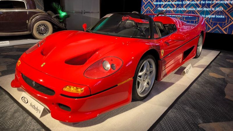 Bei diesem Ferrari F50 Coupé von 1995 fiel bei 4,99 Millionen Euro der Hammer. Er wurde anlässlich des 50-jährigen Firmenjubiläums in einer begrenzten Stückzahl von offiziell 349 Fahrzeugen gebaut und nur an ausgewählte Kunden verkauft. Der Neupreis des Fahrzeuges betrug umgerechnet circa 380.000 Euro.  (Bild: classic analytics)