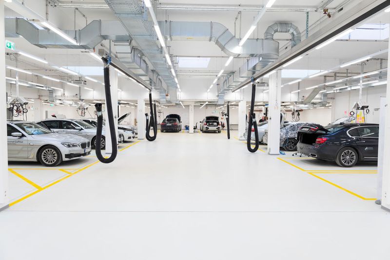 So könne beispielsweise ein Softwareentwickler am neuen Campus seinen gerade erst geschriebenen Code sofort und mit wenigen Schritten im Fahrzeug testen. (BMW)