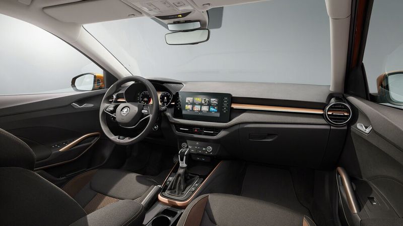 Auch Fahrer und Beifahrer haben viel Platz. (Bild: Skoda)