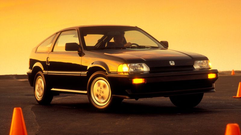 Mit dem ersten CRX (Typ AF) stellte Honda im September 1983 ein kostengünstiges Sportcoupé auf Basis des Honda Civic vor. Das geringe Leergewicht von nur ca. 825 bis 835 kg wurde unter anderem dadurch erreicht, dass die Außenhaut zu 38 Prozent aus Kunststoff bestand. So wurden die lackierten Kotflügel, die lackierte Frontmaske, Verkleidungen und Stoßstangen aus neu entwickelten Kunststoffen (HPA: Honda Polymer Alloy und Polypropylen) hergestellt. Die europäische Version mit Vierzylinder-Einspritzmotor und 1.477 cm³ Hubraum leistete 74 kW (100 PS) und 130 Nm Drehmoment. Der Motor war ausgestattet mit 12 Ventilen (zwei Einlass- und ein Auslassventil pro Zylinder) und einer obenliegenden Nockenwelle. Die Höchstgeschwindigkeit betrug 190 km/h, die Beschleunigung von 0 bis 100 km/h dauerte 8,9 Sekunden. (Bild: Honda)
