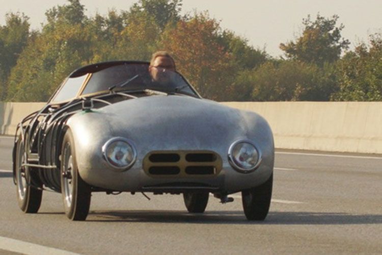 Das im Aufbau begriffene Fahrzeug 75 Jahre später auf der gleichen Strecke bei Dessau. (Holger Eggers)