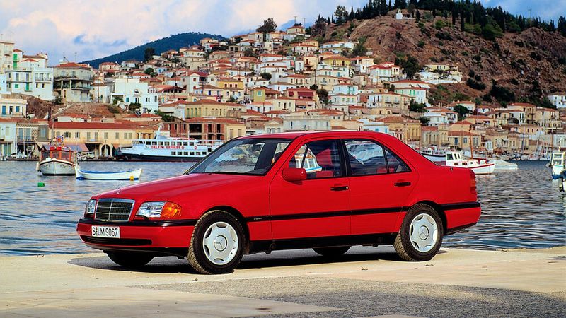 Nach elf Jahren löste die erste C-Klasse (W 202) den 190er (W 201) von Mercedes-Benz ab. Sie gab es, im Gegensatz zum Vorgänger, auch als Kombi. (Bild: © Mercedes-Benz AG)