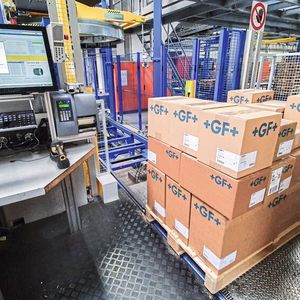 „UniWare“ verwaltet nicht nur die angebundene Kartonförderanlage im DC, sondern kann auch spezielle Labels ausdrucken und die Pakete tracken.(Bild:  Georg Fischer)