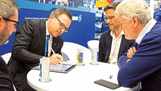 Schunk und Another Brain kooperieren bei der Entwicklung autonomer Greifsystemlösungen. Die entsprechende Erklärung wurde im Rahmen der Hannover Messe von den CEO Henrik A. Schunk (2.v.l.) und Bruno Maisonnier (r.) unterzeichnet.  (Schunk)
