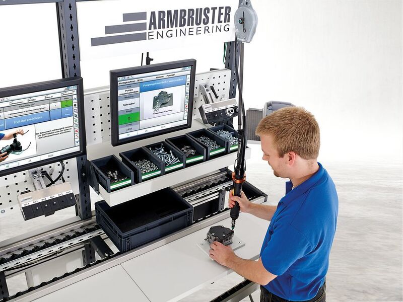 Das Assistenzsystem unterstützt den Arbeiter mittels eines Monitors bei der manuellen Montage. (Armbruster Engineering)