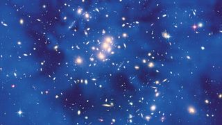Hubble-Aufnahme des Galaxie-Clusters CL0024+17: Eine Analyse der Gravitationseffekte legt nahe, dass ein Ring aus dunkler Materie um dieses Cluster liegen muss. Im Bild wurde er nachträglich in diffusem Blau hineingerechnet (Symbolbild). (NASA, ESA, M. J. Jee and H. Ford et al. (Johns Hopkins Univ.))