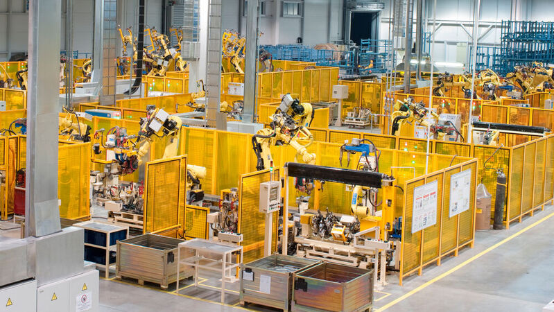 Industrieautomation: Produktionslinie mit Roboterarmen in einer Fabrik. 