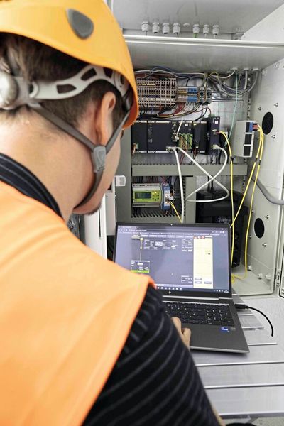 Teil des Parkreglers ist eine Visualisierung, die von jedem Ort aus mit dem Internet-Browser aufrufbar ist. Über die Visualisierung können unter anderem Topologien, Signalflüsse und Diagramme angezeigt sowie Sollwerte gesetzt werden. (Bild: Bachmann electronic)