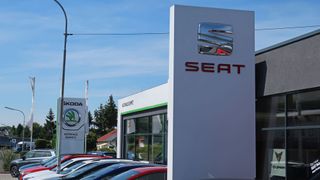 Das Autohaus Schmitz ist Seat-, Cupra- und Skoda-Händler in Ebernhahn. Mit verschiedenen Partnern dreht das Autohaus 1.200 Neuwagen im Jahr – da musste die Verwaltung effektiver werden. (Bild: Grimm/»kfz-betrieb«)