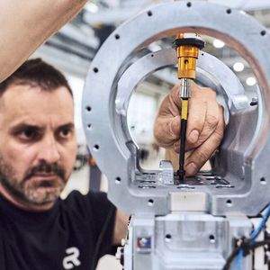 Roboter bauen Roboter in Fürstenfeldbruck: Noch bauen Menschen mit in der Fertigung von Agile Robots. (Bild: Agile Robots)
