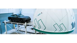 Seit fünf Jahren steht der Fahrsimulator mit seiner 5,5-Meter-Kuppel und einer Seiten- und Längsbeschleunigung bis zu 0,8g auf dem Campus der Universität Stuttgart. (Bild: FKFS)