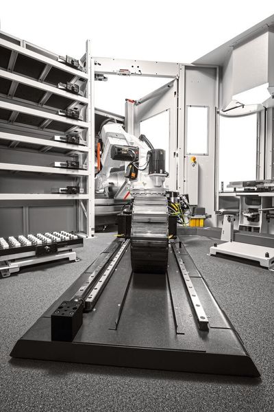 Robotersystem RS 1 mit der Roboter-Fahrachse zwischen den beiden Bearbeitungszentren. (Hermle)