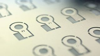 Die Herstellung von Flachfedern für Hörgeräte ist eine Herausforderung: Denn die Scheiben müssen zwischen 38 und 100 µm dünn und mit 4 mal 8 mm sehr klein sein. Entscheidend ist zudem, dass die Profile der Teile absolut glatt und die Teile insgesamt gratfrei sind. (Bild: Precision Micro)