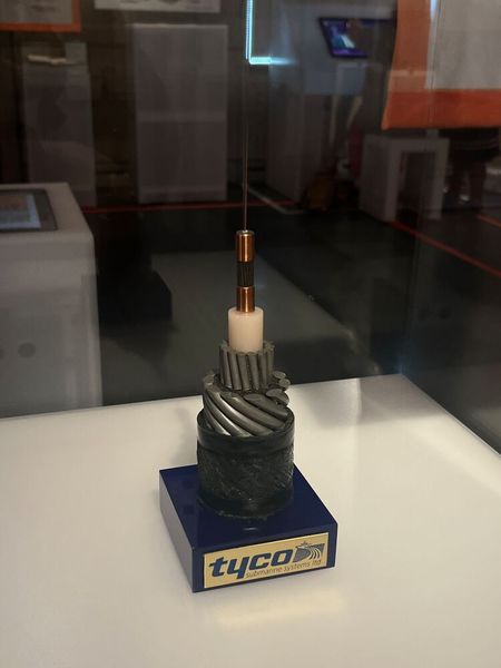 Zurück ins Netz: Etwa 95 Prozent des weltweiten Internetverkehrs laufen über Glasfaserkabel am Meeresboden. Sie sind das Rückgrat des World Wide Web. (© cm )