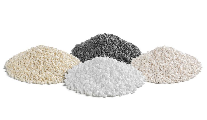 Ensinger hat im Partikelschaumportfolio jetzt Polycarbonat (PC), Polyethersulfon (PESU) und Polyetheretherketon (PEEK) zu bieten, aber auch noch andere Thermoplaste, die man aufschäumen kann. So könnten Anwendungen abgedeckt werden, die bisher mit Schaumstoffen nicht machbar waren. (Bild: Ensinger)