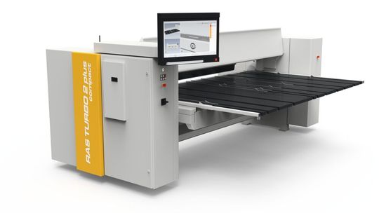 Die Technik ist identisch zu der bisherigen Turbo2plus – mit Biegelängen bis 4060 Millimetern und Blechdicken bis 2,5 Millimetern.(Bild:  RAS Reinhardt Maschinenbau)