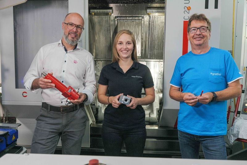 Von links nach rechts: Alexander Schul, Produktmanager der Roemheld-Gruppe, mit einer gebrauchsfertigen Fußpumpe, die v. a. in medizinischen Betten bzw. Therapieliegen zum Einsatz kommt. Daneben Lana Wolni, Geschäftsführerin der Weigel & Schwarz GmbH, mit dem gefertigten und natürlich gratfreien Pumpkolbengehäuse, direkt aus der Maschine. Ganz rechts Marcus Schneider, technischer Außenvertriebstechniker der Kempf GmbH mit den drei Werkzeugtypen, die jetzt sogar eine mannlose Fertigung der Gehäuseteile zulassen.  (Bild: Kempf)