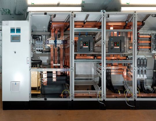 Blick auf den sogenannten „eSaver“ vom gleichnamigen Hersteller. Es ist ein effizienter Energiesparer, der mit Tiefpassfilter-Technik arbeitet. Wie das genau geht, erklärt hier ein Unternehmen, dass monatelang damit gearbeitet hat und sehr zufrieden ist ... Blick auf den sogenannten „eSaver“ vom gleichnamigen Hersteller. Es ist ein effizienter Energiesparer, der mit Tiefpassfilter-Technik arbeitet. Wie das genau geht, erklärt hier ein Unternehmen, dass monatelang damit gearbeitet hat und sehr zufrieden ist ...