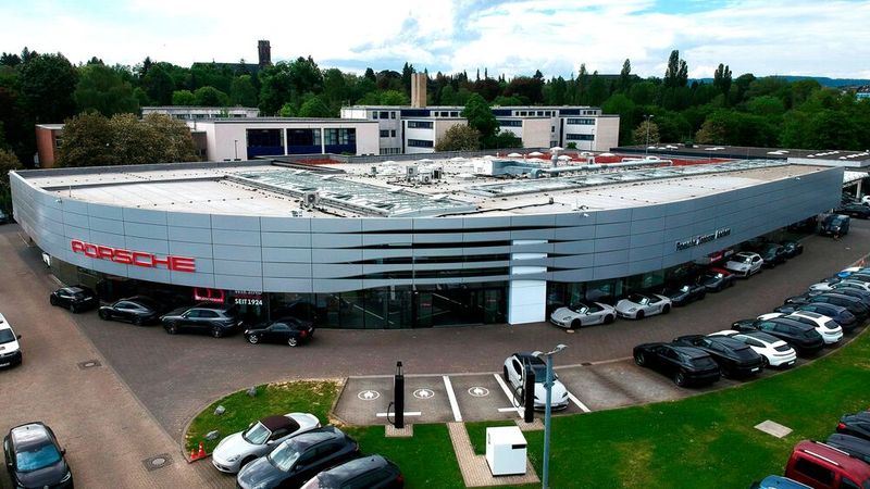 Die Außenansicht inklusive der neuen Hochleistungsladeinfrastruktur (Bild:  Automobilhändlergruppe Fleischhauer-Franz)