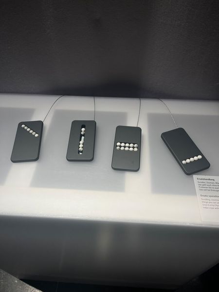 Und denen, die gar nicht mehr ohne das Swipen können, helfen diese Installationen bei Entzugserscheinungen. (© cm)