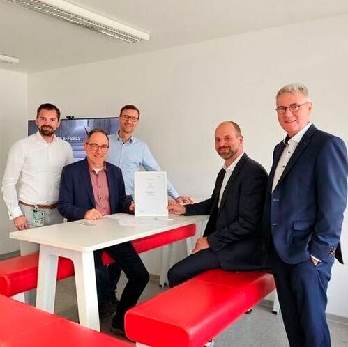 Siemens and Caphenia sign the partnership agreement. From left to right: Nicky Ahnert, Jürgen Giegerich, Frank Knauf (all Siemens), Dr. Mark Misselhorn, Dr. Andreas Waibel (both Caphenia)(Source:  Siemens)