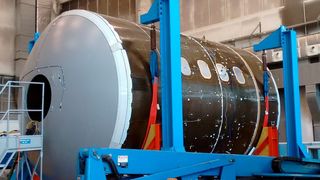 Bodentest im Labor: Ein spezieller Messaufbau erfasst die durch Aufblasen simulierte zyklische Innendruckbelastung an einem Flugzeugrumpf. (Leonardo)