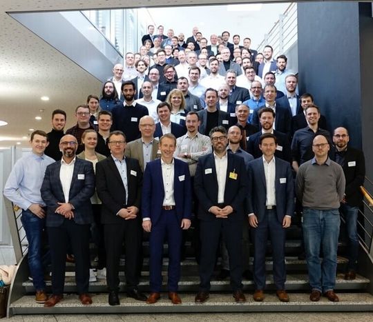 (Zum Auftakttreffen am 31.01.2023 kamen rund 100 Teilnehmerinnen und Teilnehmer des Konsortiums größtenteils vor Ort beim Konsortialführer Mercedes-Benz AG in Sindelfingen, zum Teil aber auch virtuell, zusammen. Neben der Vorstellung der Arbeitspakete und Planung der Zusammenarbeit bot das Auftakttreffen den Partnern die Möglichkeit des übergreifenden Austauschs über die geplanten Forschungsinhalte. Bild: Dynamore)