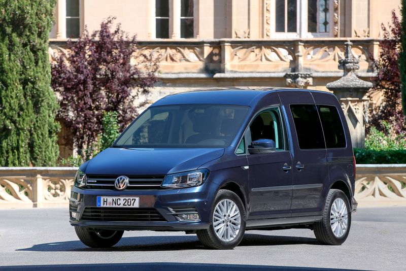 Der größte Erdgastank in einem VW-Modell ist derzeit im Caddy verbaut. In der Version mit dem kurzen Radstand fassen die Tanks 26 kg komprimiertes Erdgas. 13 Liter Benzin sorgen zudem dafür dass man nicht liegen bleibt, wenn keine CNG-Tankstelle in der Nähe ist. Die Leistungsdaten: 1,4 Liter, 81 kW/110 PS – Max. Drehmoment: 200 Nm – Kombinierter NEFZ-Verbrauch: 4,1 kg/100 km – CO2-Emissionen (mit CNG): 112 g/km. (Bild: Volkswagen Nutzfahrzeuge)