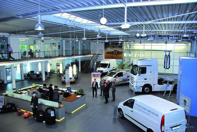Der Eschweiler Betrieb verfügt über eine Ausstellungshalle für Transporter und Lkw. (Archiv: Vogel Business Media)