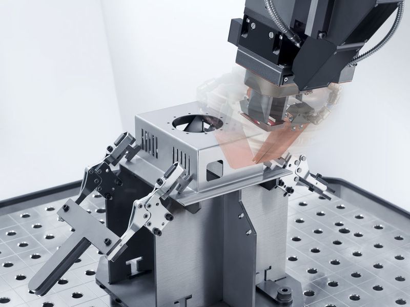 Mit dem Drehmodul rotiere die Schutzgasdüse stufenlos um die Optik herum. Das verbessert laut Trumpf bei der Trulaser Weld 5000 die Zugänglichkeit und reduziert die Schweißzeiten sowie den Aufwand für Programmierung und Spanntechnik. (Trumpf)