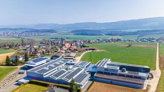 Implanté sur le plateau jurassien, le Groupe Recomatic est particulièrement attentif à son empreinte carbone. Préservation des ressources et autonomie énergétique sont intégrées aux constructions.  (Recomatic SA)