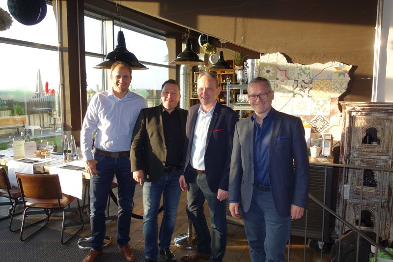 (v. l.) Tobias Färber, Gerit Günther, Wilfried Thom und Carsten Dreißig, ACER, begrüßen in „Die Küche im Kraftwerk“ alle Gäste nochmal persönlich per Handschlag. (Bild: IT-BUSINESS)