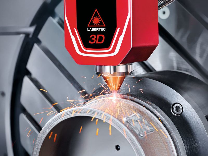 Pulverdüse und Fräskopf der Lasertec 65 3D hybrid können jederzeit eingewechselt werden, so dass sich bei komplexen Geometrien Stellen fräsen lassen, die am fertigen Bauteil später nicht mehr zu erreichen wären. (DMG Mori)