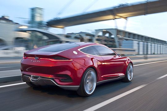 Ausgestellte Radhäuser und eine hohe Schulter verleihen dem Konzeptfahrzeug eine kräftige Statur. (Ford)