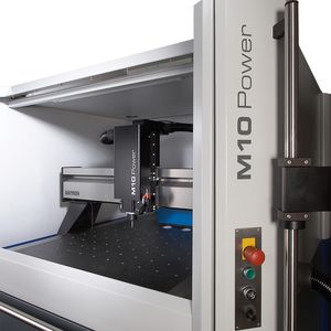 Der Arbeitstisch der M10 besteht aus massivem Granit. Dies soll sicherstellen, dass die Arbeitsspindel bei hoher Beschleunigung schwingungsarm verfährt. Bild: Datron